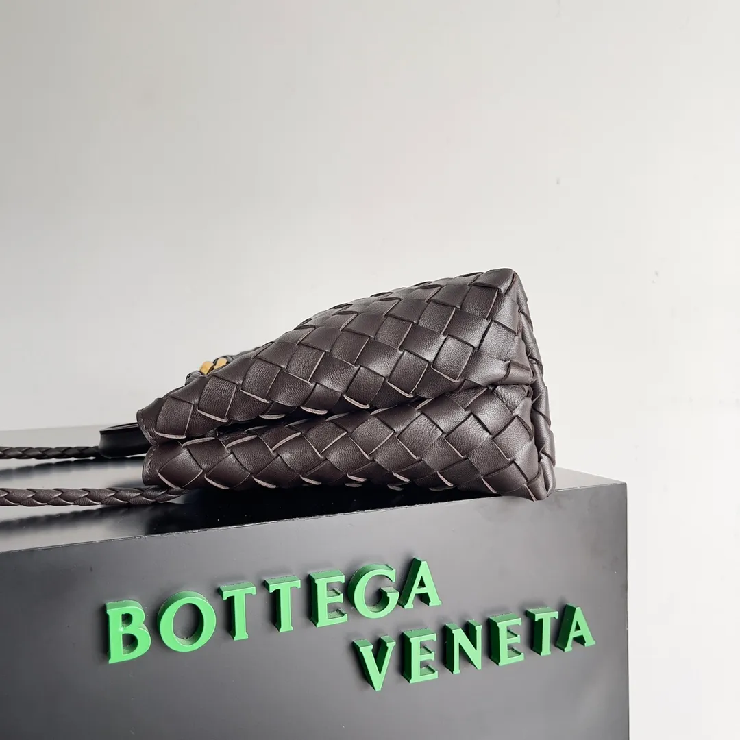 The 2023 new Andiamo batch of 1860 BV has been shipped‼ ️Really popular🔥The new Andiamo woven handbag launched by Bottega Veneta this season is really popular all over the world! ! Celebrities at home and abroad have worn it, and Oscar-winning actress Michelle Yeoh has taken it out on the street. Song Jia, Trai Yara, Yu Feihong, Sanji Ayaka, Rosie Hunting-Whiteley, Yoshioka Riho, etc. have all picked up this bag. It is classic and versatile, showing off its temperament, and the bag capacity is also large, which is very convenient for daily commuting! ! A variety of carrying methods, the shoulder straps can be adjusted by yourself, the original lambskin feels soft and delicate, and the neutral style is made to break gender boundaries and bring a more practical and longer-lasting use experience. Andiamo, which has both elegant and casual styles, perfectly interprets the true appearance of "fashionable old money style". Style number: 743568 Size: 25*22*10.5cm